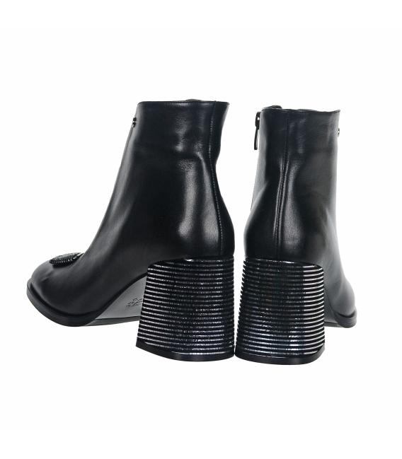 Čierne členkové čižmy s ozdobným podpätkom 003-156-1719 black