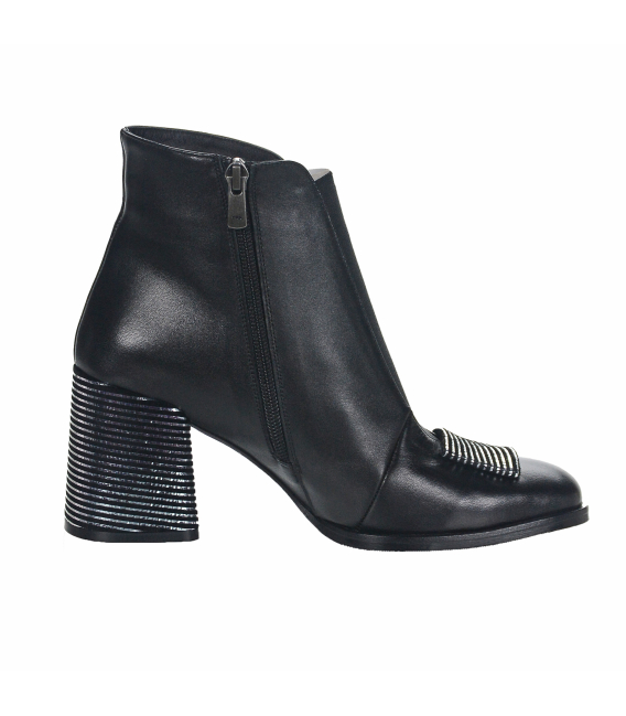 Čierne členkové čižmy s ozdobným podpätkom 003-156-1719 black