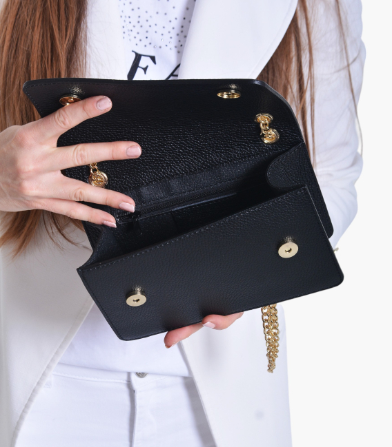 Kožená čierna crossbody kabelka s retiazkou a zlatou ozdobou Edita 20-048