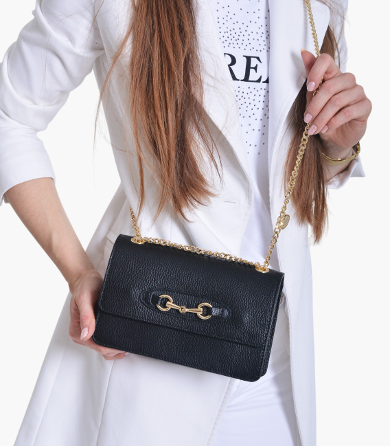 Kožená čierna crossbody kabelka s retiazkou a zlatou ozdobou Edita 20-048