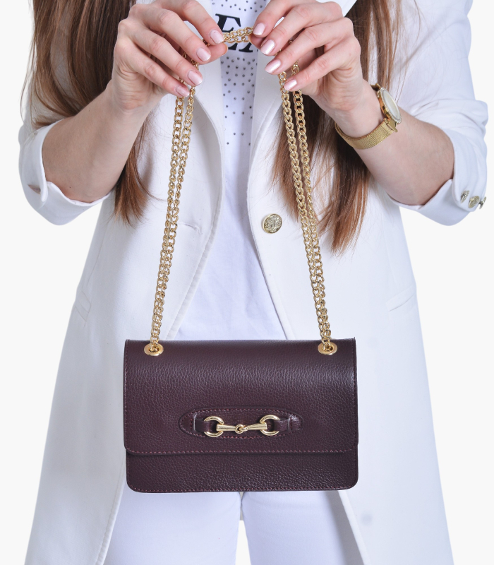 Kožená bordó crossbody kabelka s řetízkem a zlatou ozdobou Edita 20-048