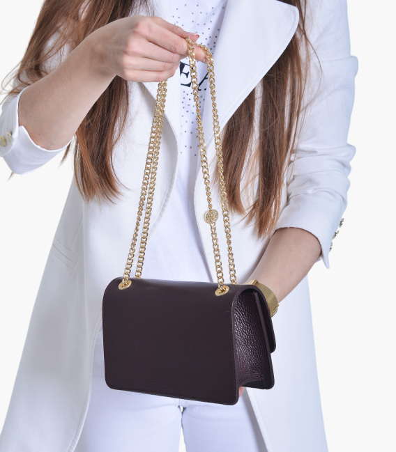 Kožená bordová crossbody kabelka s retiazkou a zlatou ozdobou Edita 20-048