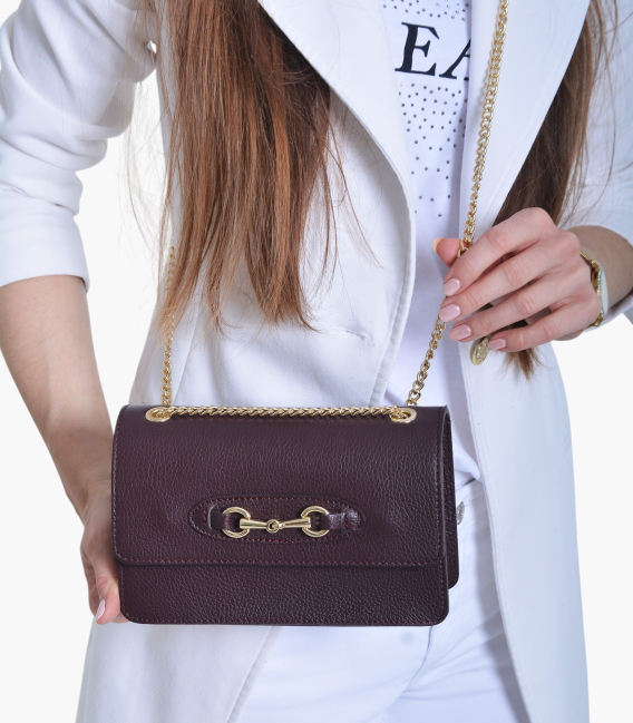 Kožená bordová crossbody kabelka s retiazkou a zlatou ozdobou Edita 20-048