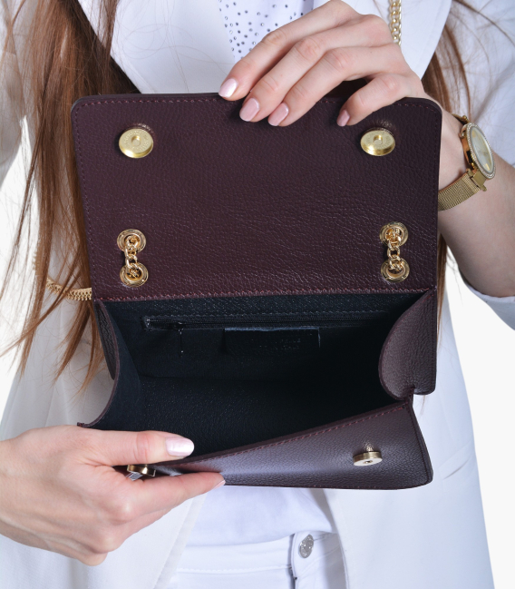 Kožená bordová crossbody kabelka s retiazkou a zlatou ozdobou Edita 20-048