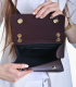 Kožená bordová crossbody kabelka s retiazkou a zlatou ozdobou Edita 20-048