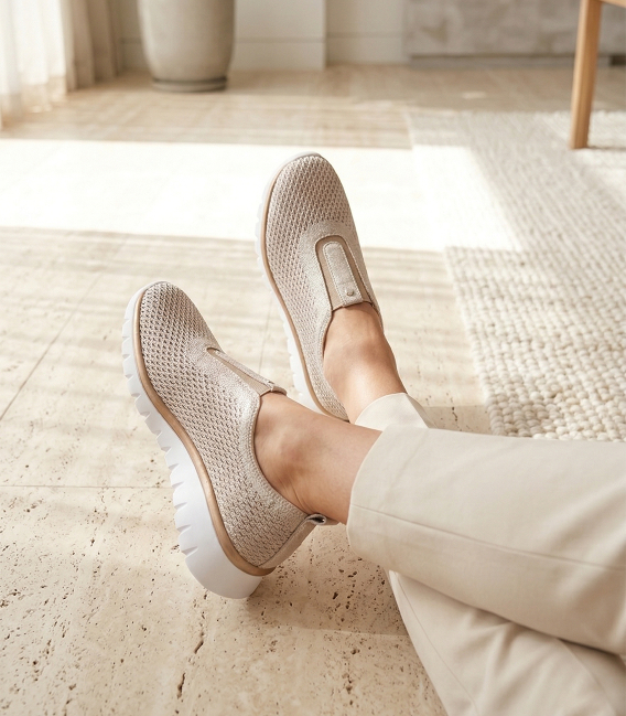 Dámske perforované zlaté slip on tenisky 2763