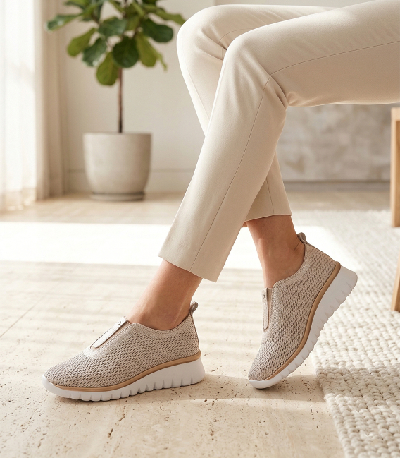 Dámske perforované zlaté slip on tenisky 2763