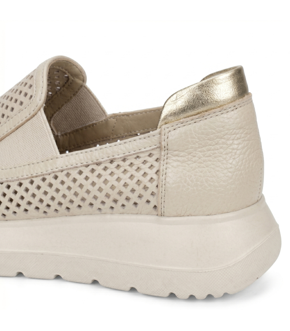 Béžové perforované slip on mokasíny DTE054