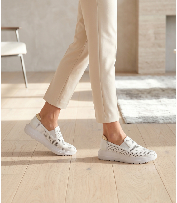 Biele perforované slip on mokasíny DTE054