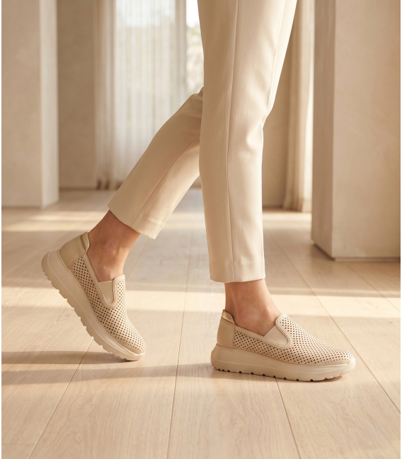 Béžové perforované slip on mokasíny DTE054