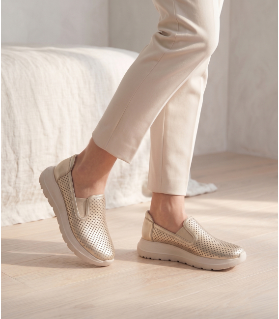 Zlaté perforované slip on mokasíny DTE054