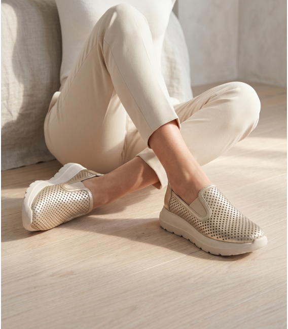 Zlaté perforované slip on mokasíny DTE054