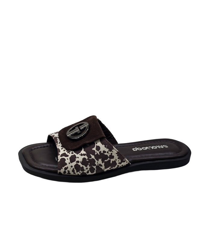 Női barna és fehér flip-flopok