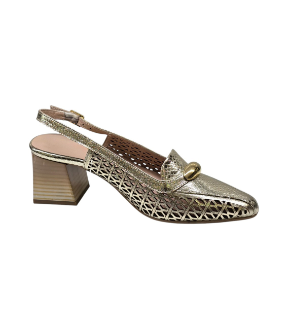 Elegantné zlaté sandále s ozdobou