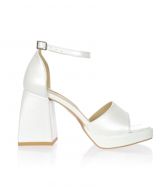 Biele perleťové jednoduché kožené sandále na širokom podpätku DSA2302