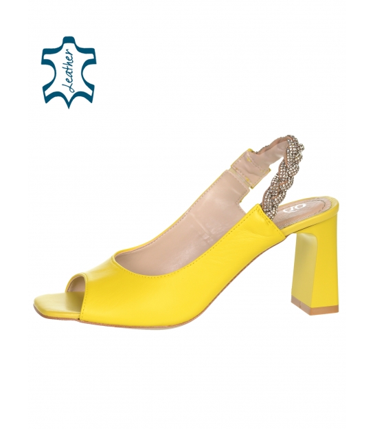 Žlté kožené sandále na podpätku s prepletaným kamienkovým zdobením 2328