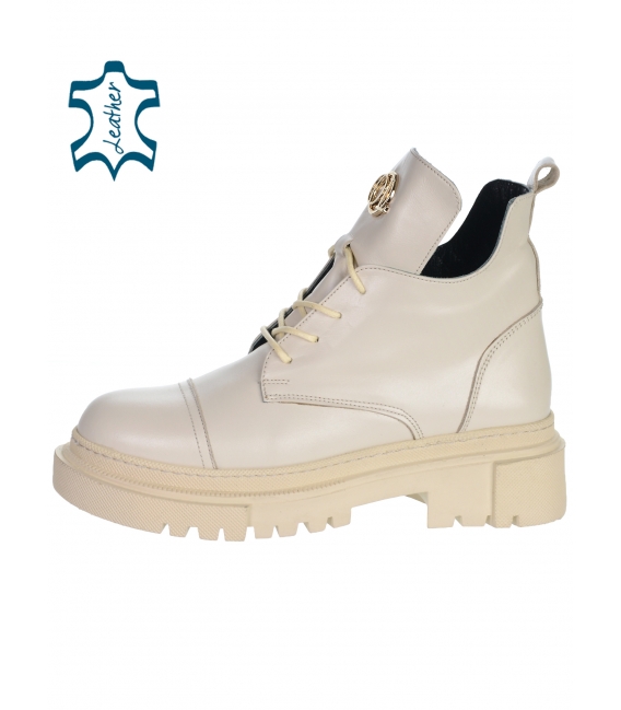 Bledo-béžové členkové workery so zlatým logom OLIVIA DKO5004