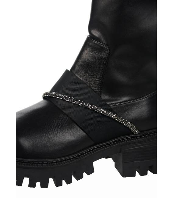 Čierne workery s ozdobným štrasovým pásikom 024-6738