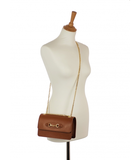 Kožená hnedá crossbody kabelka s retiazkou a zlatou ozdobou Edita