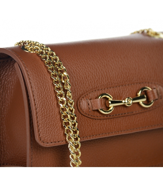 Kožená hnedá crossbody kabelka s retiazkou a zlatou ozdobou Edita