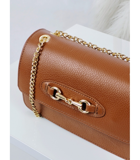Kožená hnedá crossbody kabelka s retiazkou a zlatou ozdobou Edita
